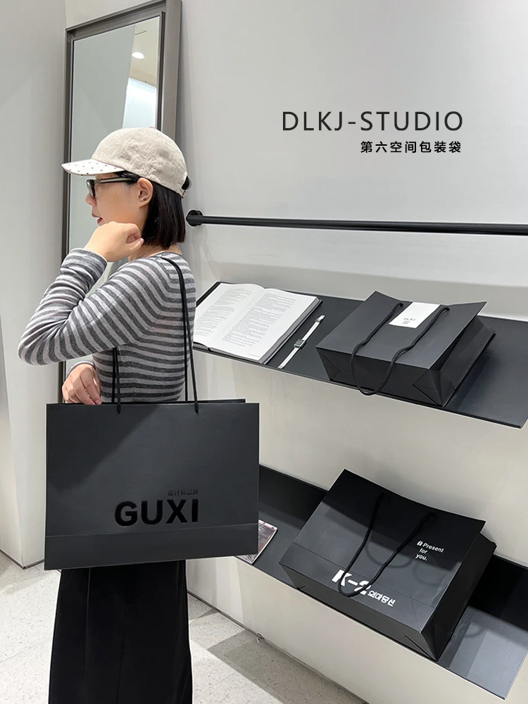 高级感黑卡纸手提纸袋定制LOGO好看的女装礼品袋大号服装店购物袋