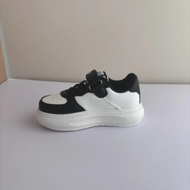 中大童防水男童女童春秋时尚百搭潮流低帮板鞋611