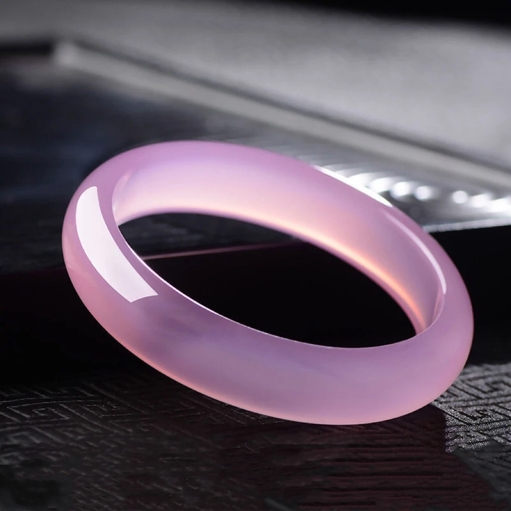 粉紫色冰透玉髓手镯中宽正圈粉紫色扁条女款玉髓手镯颜色略有偏差