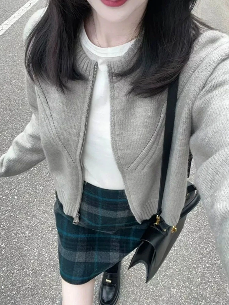 2023秋季早秋装搭配一整套气质毛衣开衫+打底衫+格子半身裙三件套