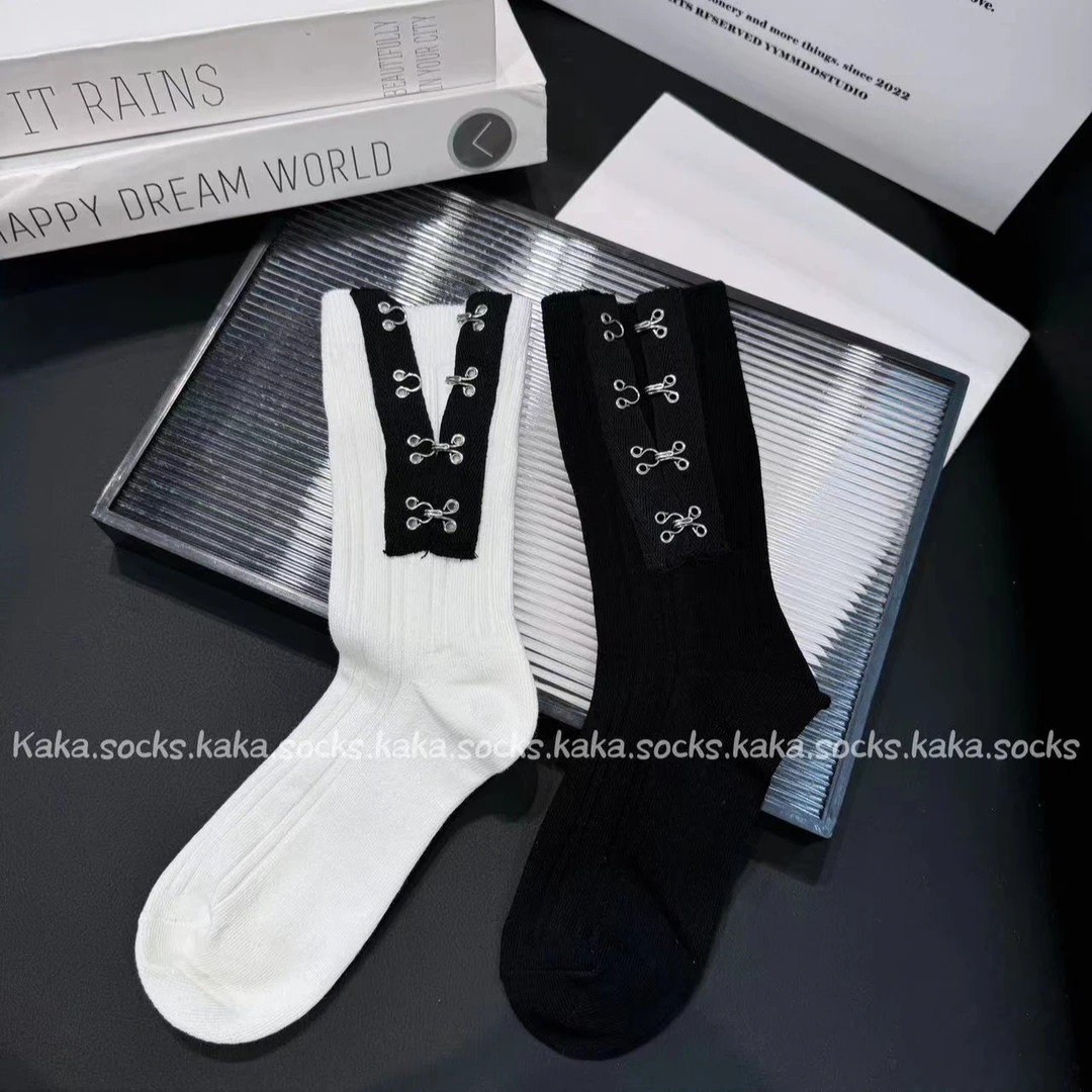 欧货重工设计感双针别扣简约洋气时尚运动中筒袜