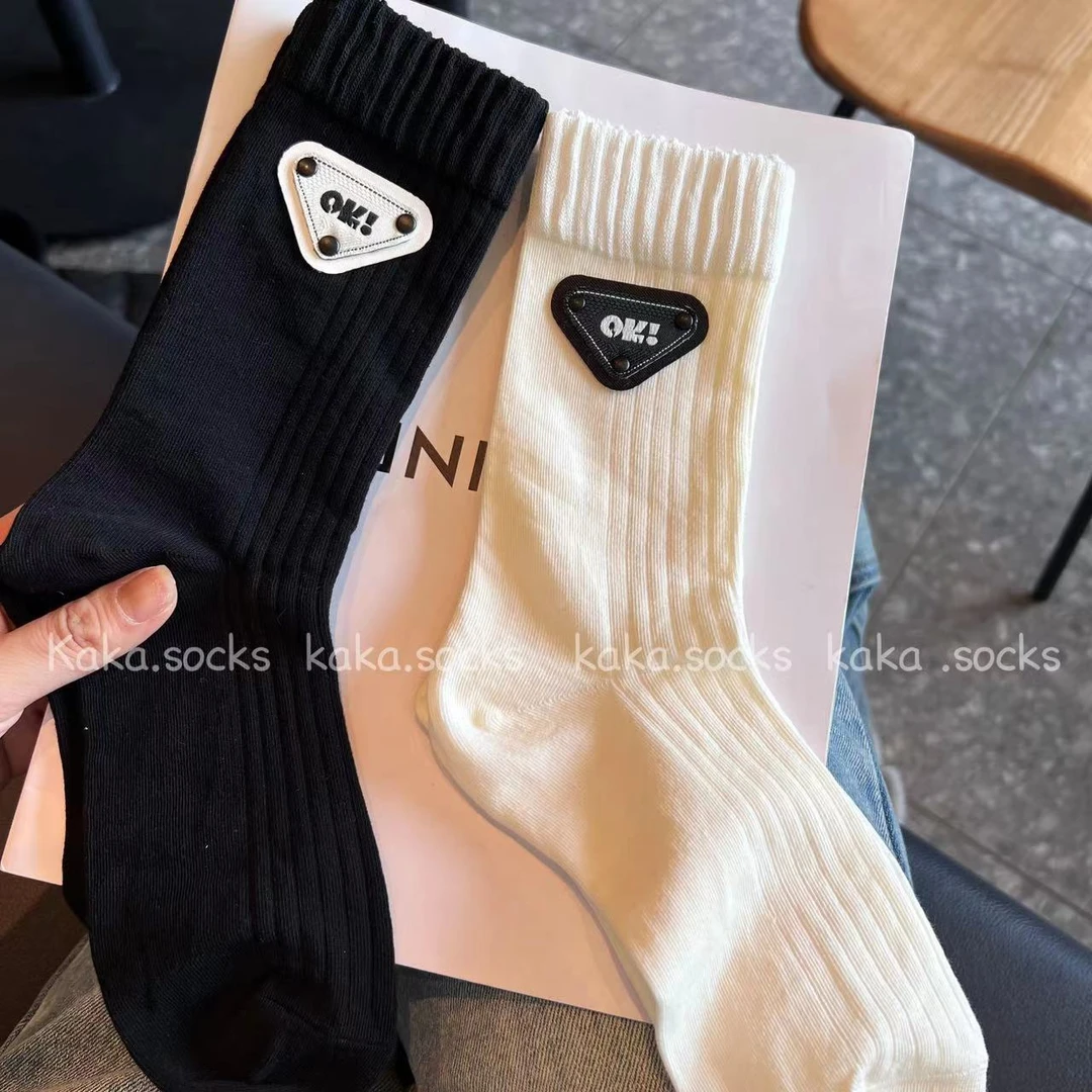 春夏柔软ok欧货三角标时尚运动简约黑白百搭洋气中筒薄款女棉袜