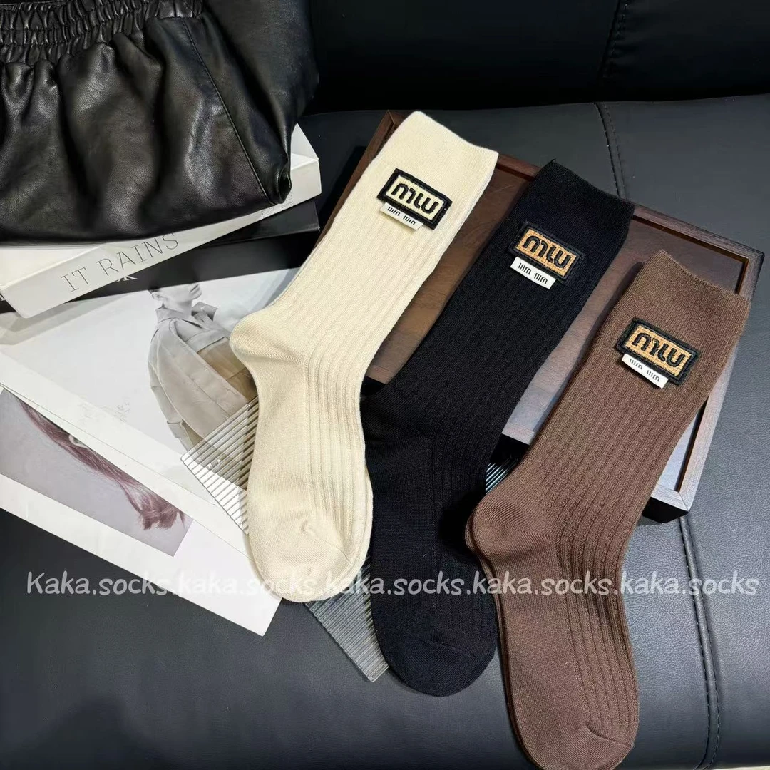 欧洲站 秋冬羊绒加厚时尚高级字母饰品布标百搭洋气高筒袜