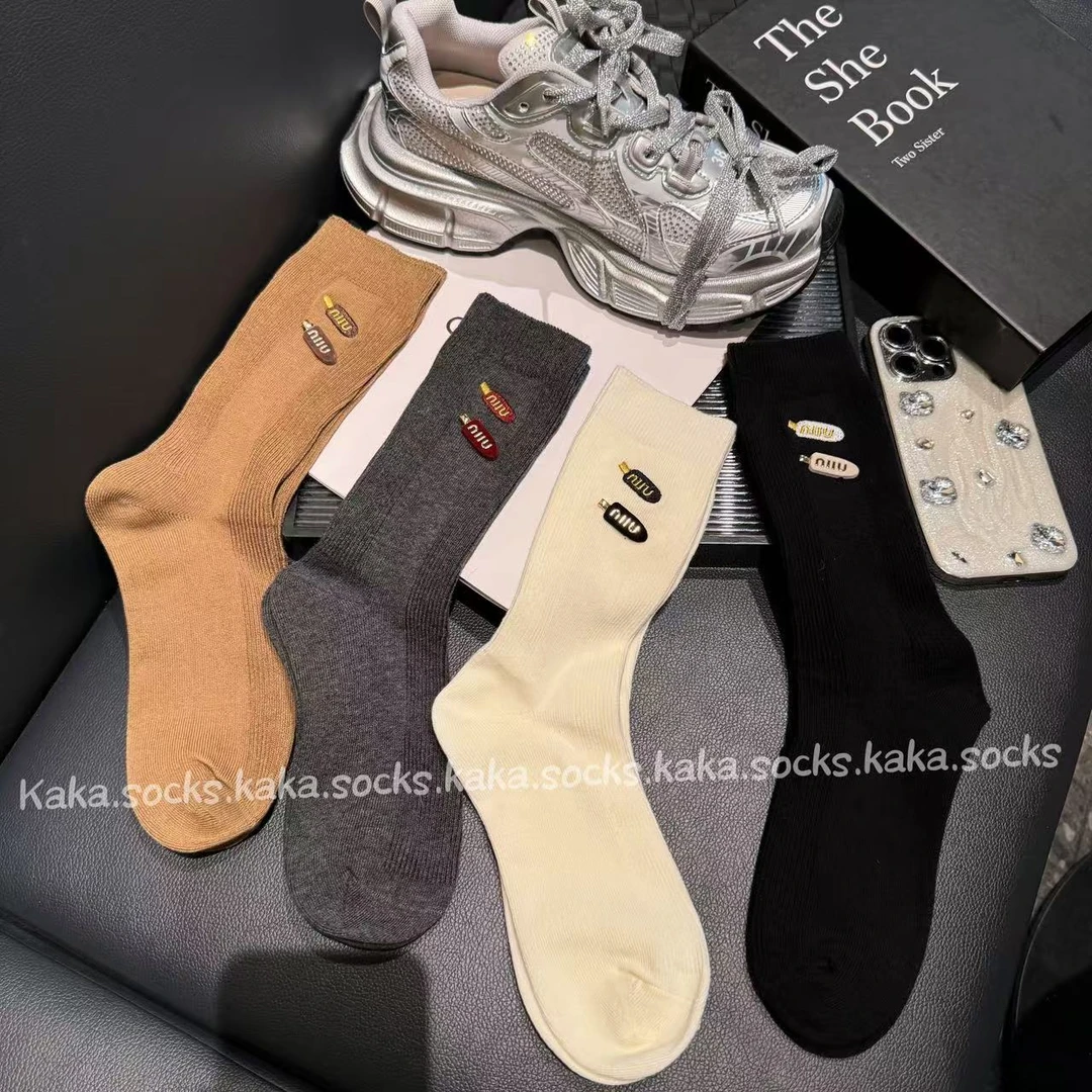 韩版秋冬洋气金属饰品夹子刺绣时尚运动双针轻奢中筒袜