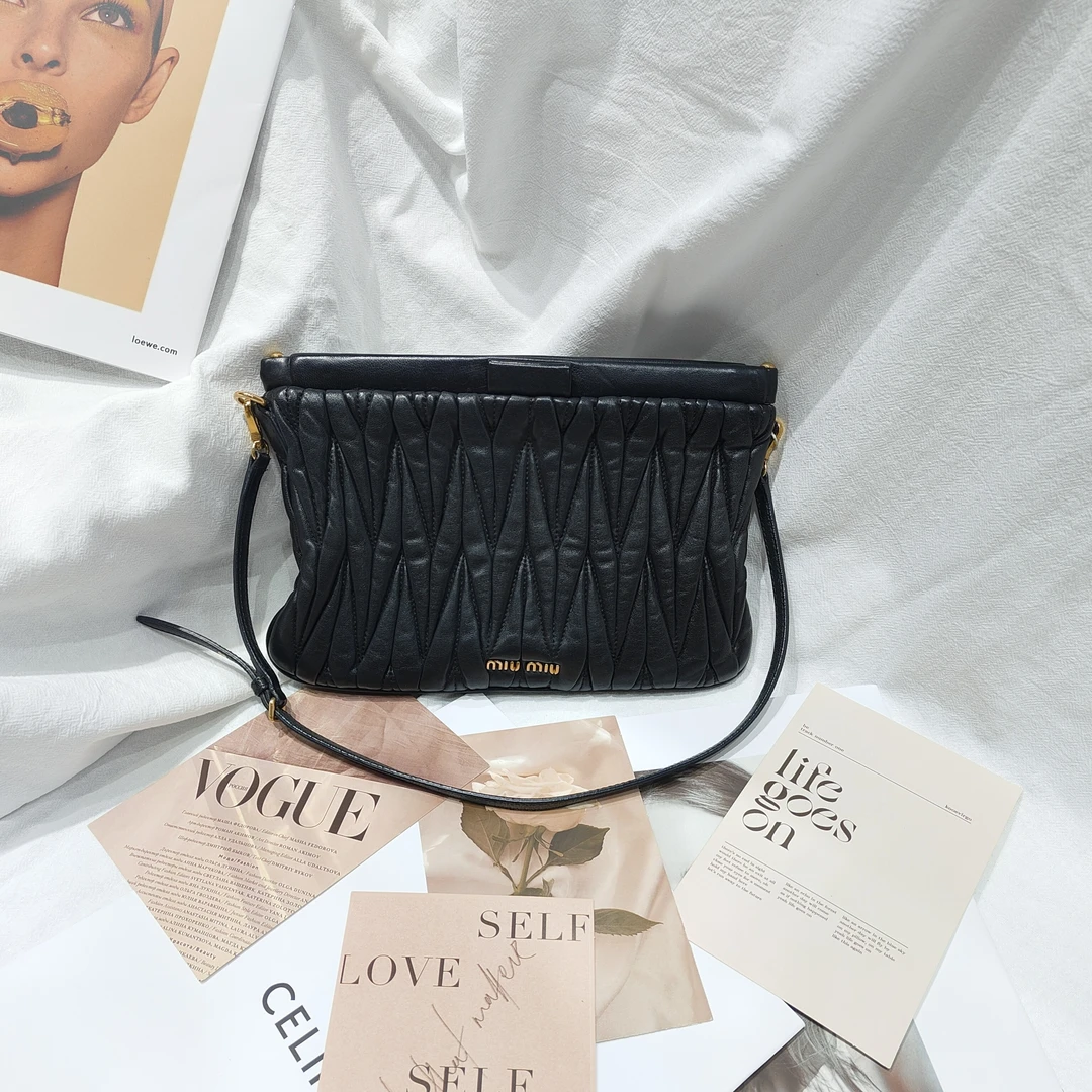 95新 MIU MIU/缪缪 miumiu黑色褶皱单肩腋下包ym
