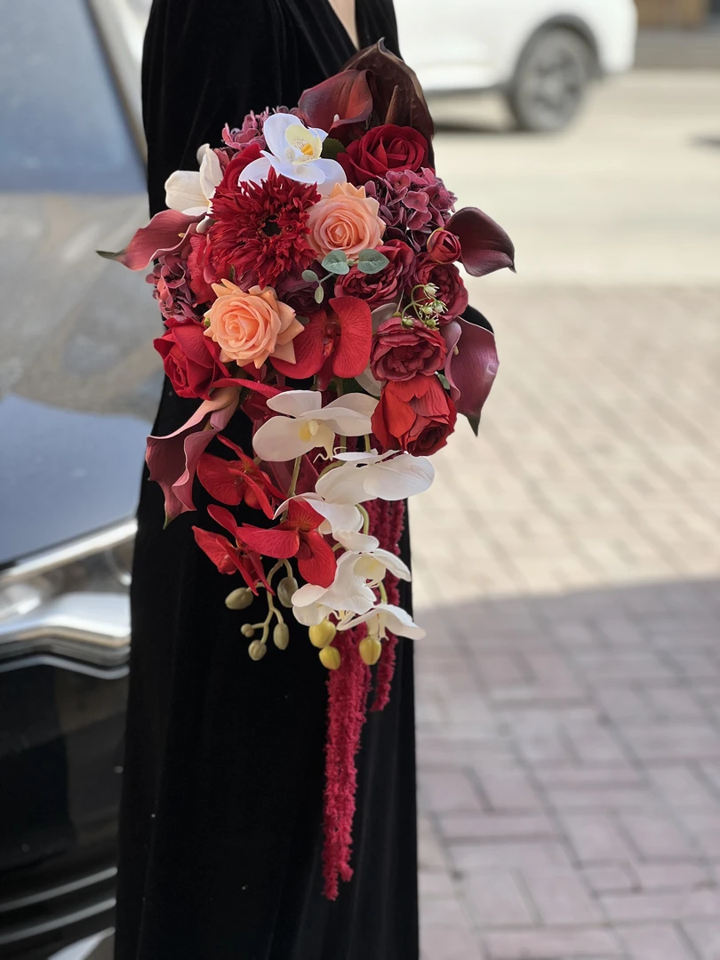 新娘手捧花红色系瀑布式水滴形仿真手捧花结婚订婚影楼婚纱照道具