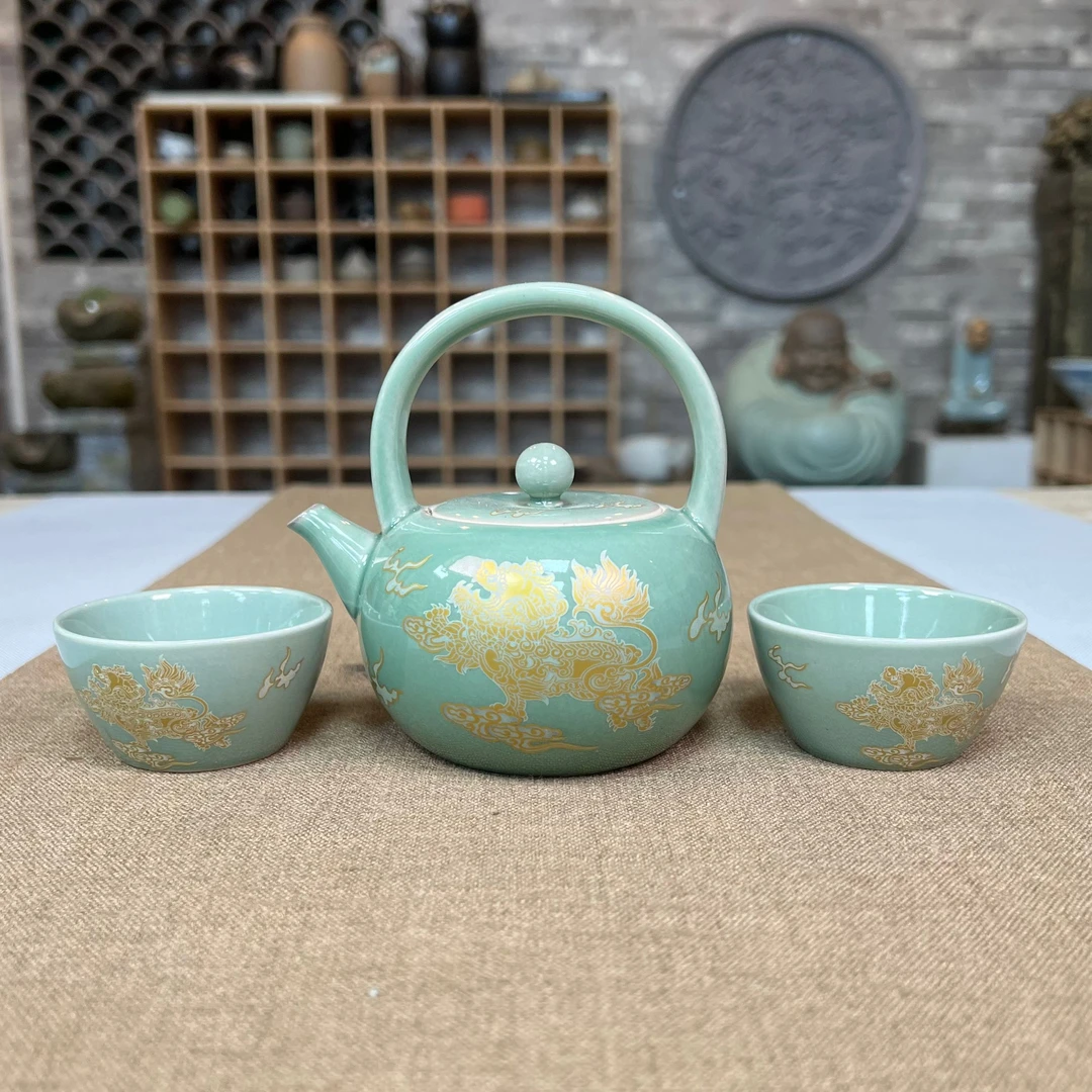 青瓷麒麟提梁壶送两个杯子