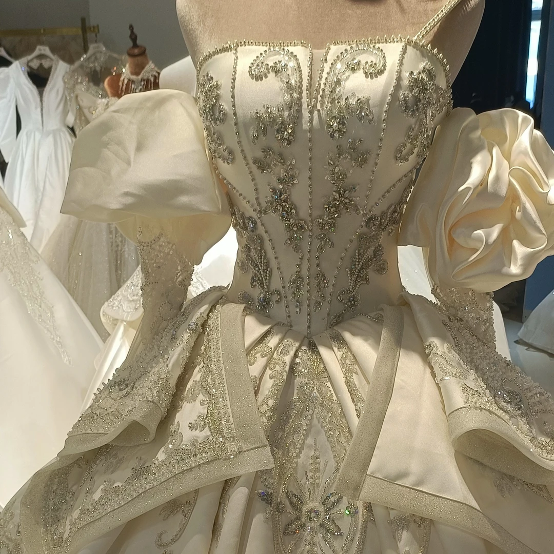 2024年赫本风，简约不简单，极简亦奢、一款纯欲复古多穿缎面主婚纱