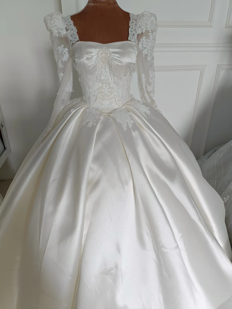 2024款方领缎面主婚纱