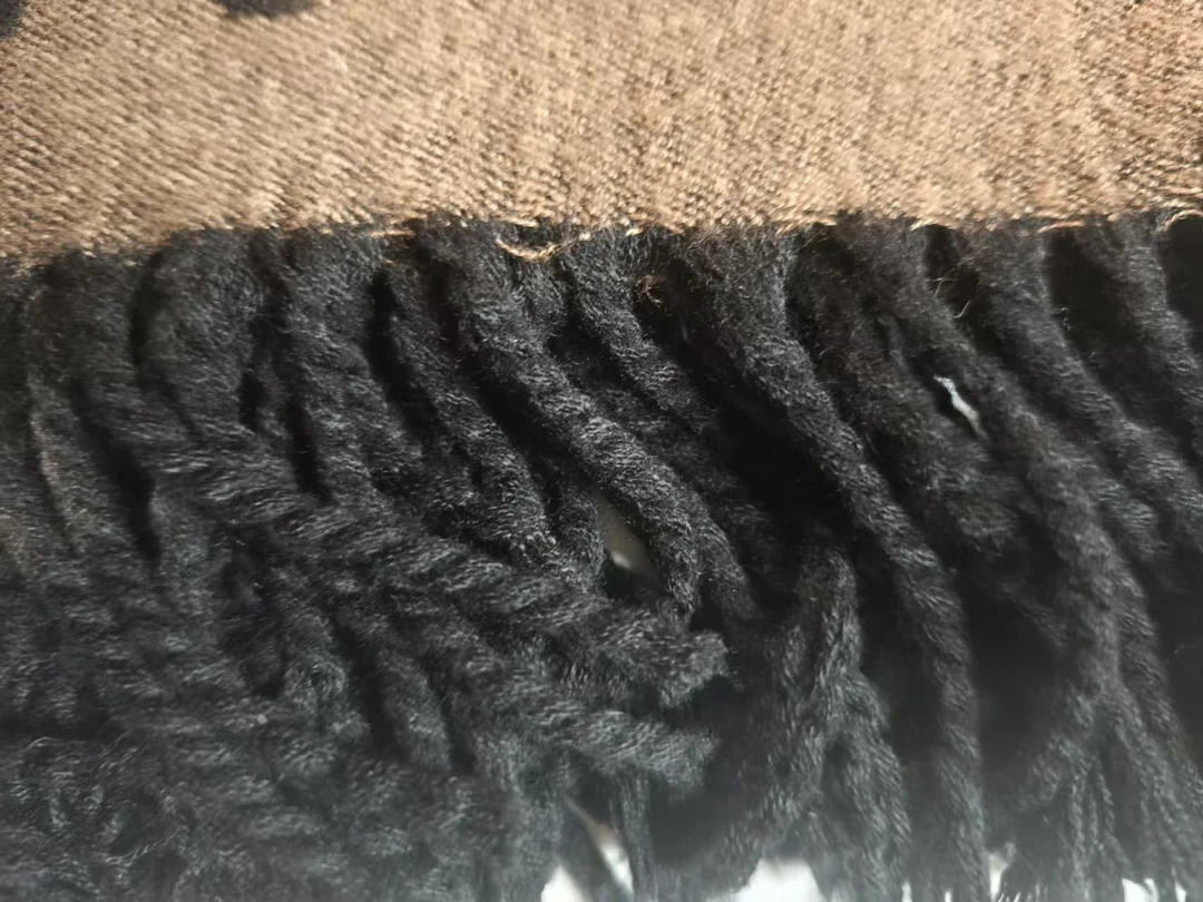 时尚轻奢休闲复古百搭女士披肩围巾围脖黑棕色-字