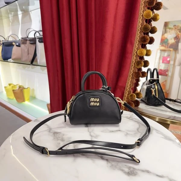 99新 MIU MIU/缪缪 贝壳小号黑金牛皮芯片款/单肩包/74032429