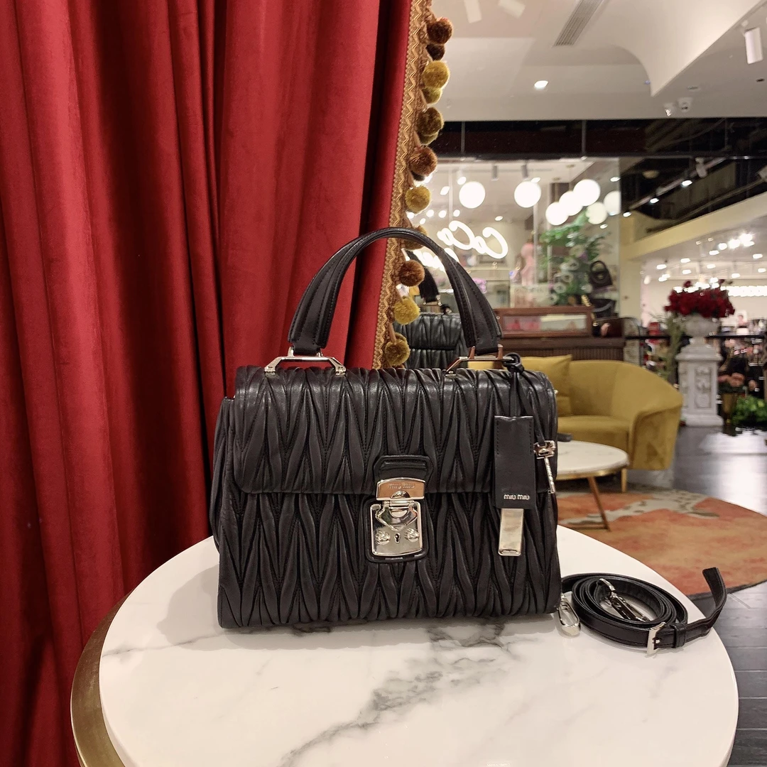 95新 MIU MIU/缪缪 GGS 褶皱黑银羊皮单肩包/37075780