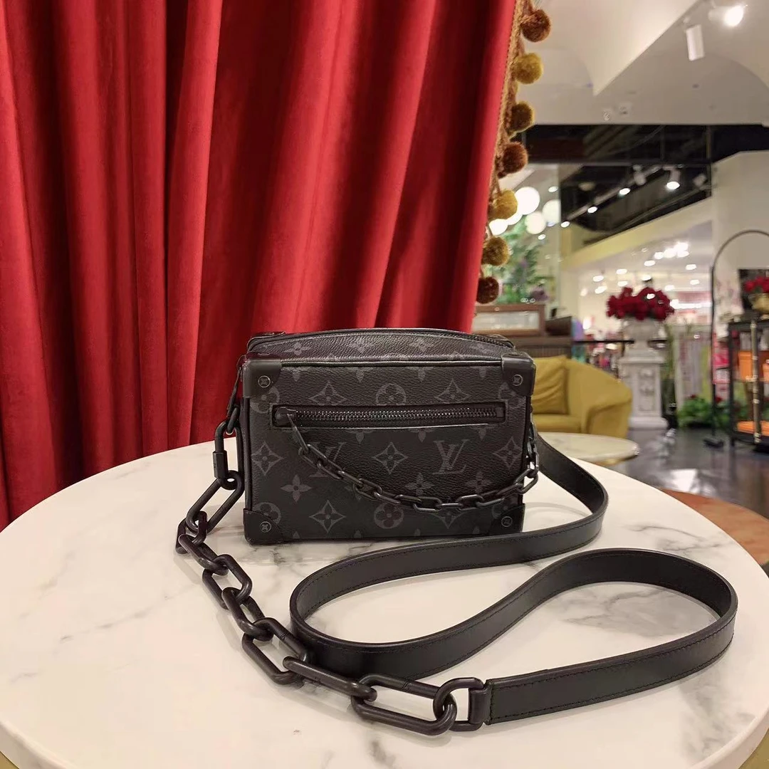 95新 LouisVuitton/路易威登 soft trunk黑武士单肩包/24585323