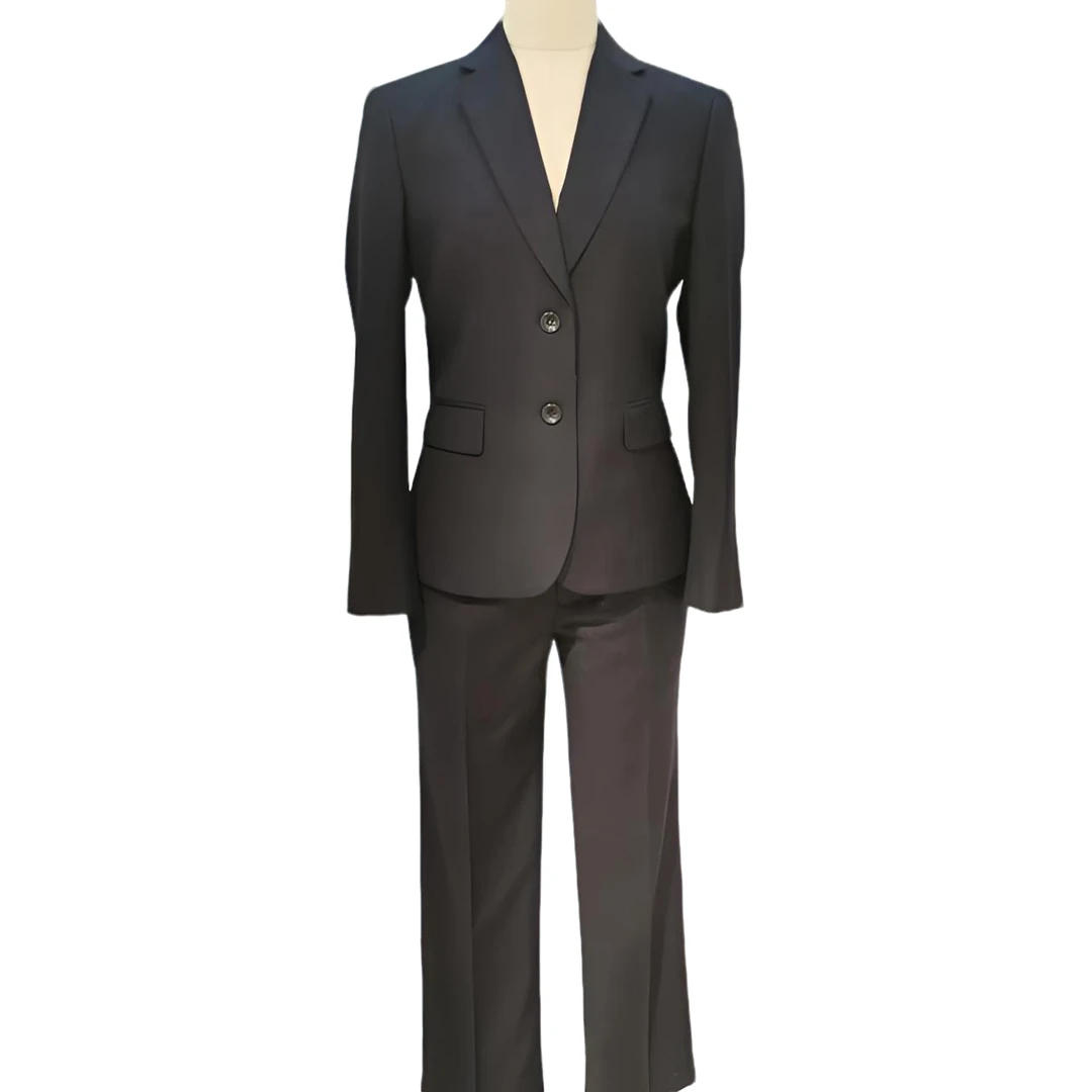 女式西裤：精选面料，舒适透气。修身版型百搭，西装搭配整体造型