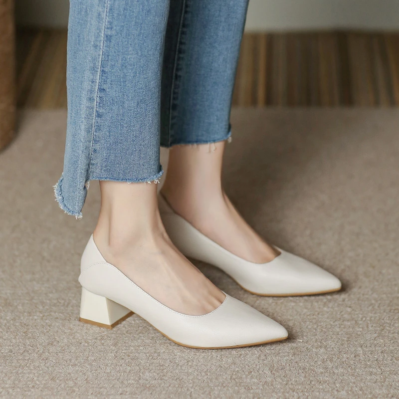 粗跟单鞋女2024春秋新款浅口尖头中跟软底妈妈黑色女式气质单鞋