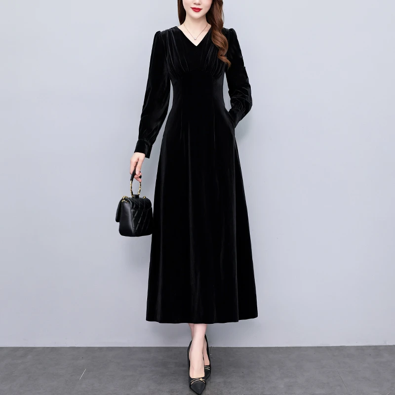 配大衣金丝绒连衣裙长款2025秋冬新款收腰显瘦长袖黑色打底长裙子