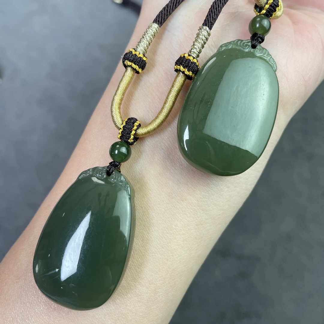 和田玉牛油果绿无事牌吊坠多样性发货拍一发一