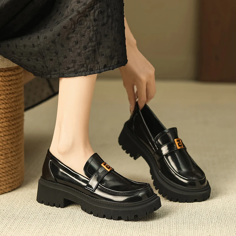 金属扣厚底乐福鞋女2024年新款软皮圆头黑色英伦风小皮鞋粗跟单鞋