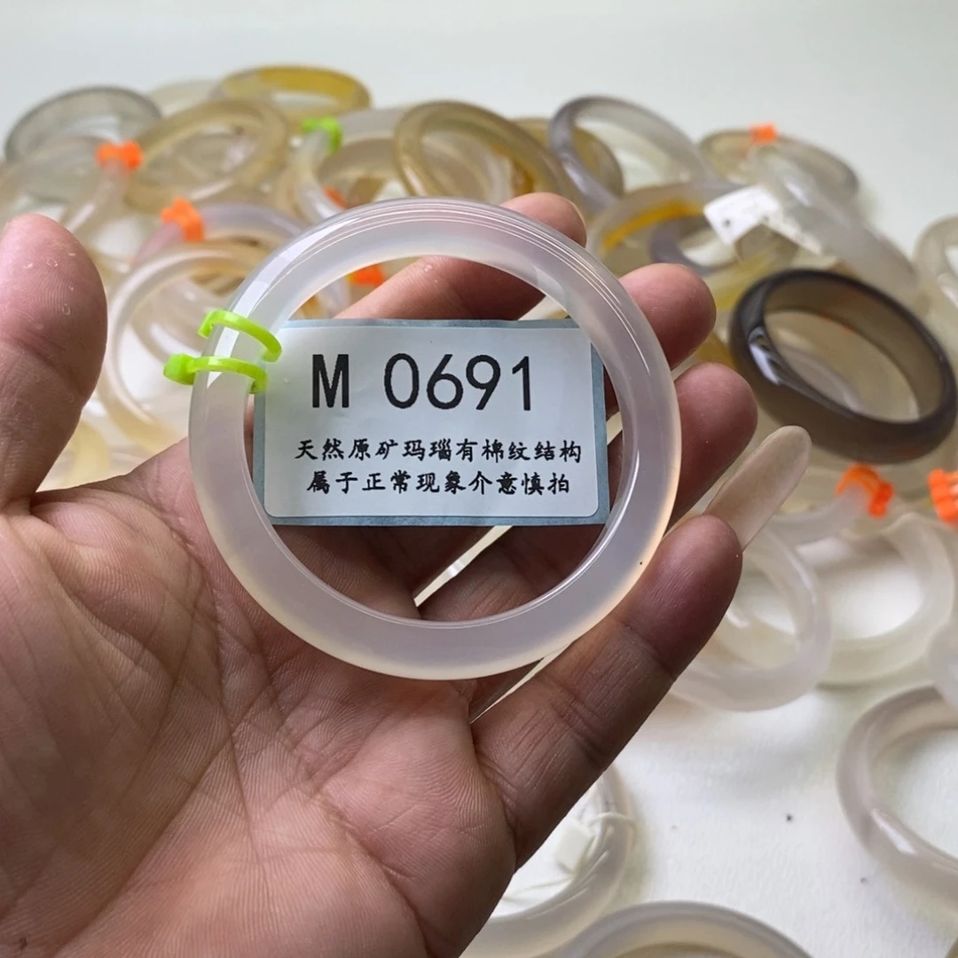 玛瑙/玉髓手镯未镶嵌56.3带包容黑点