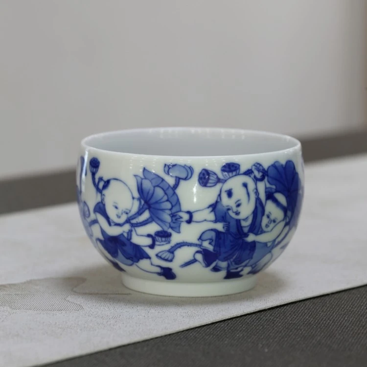 片云晚谷 青花品杯 五子夺莲