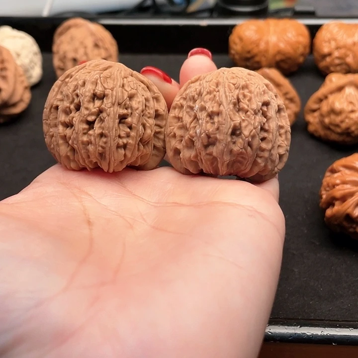 文玩核桃把件红宝石