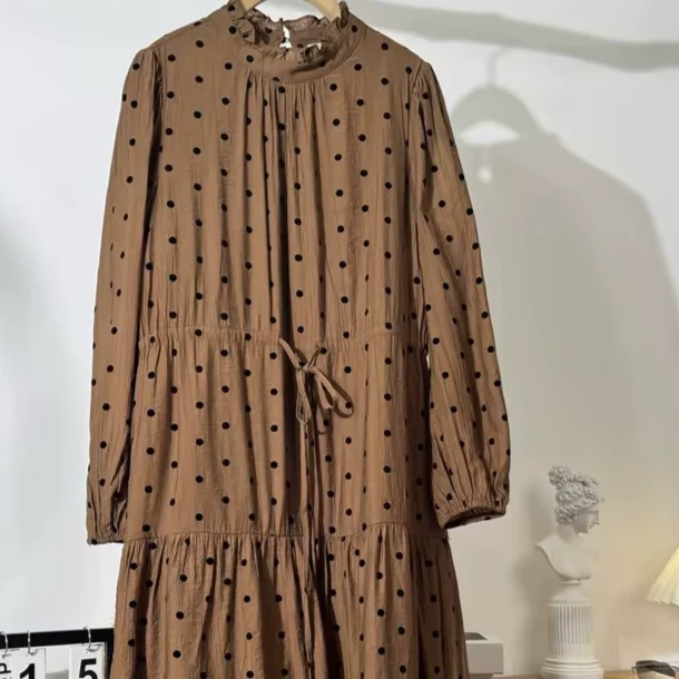 朵以2024冬季新款复古时尚波点连衣裙女收腰绑带中长裙38DD835012