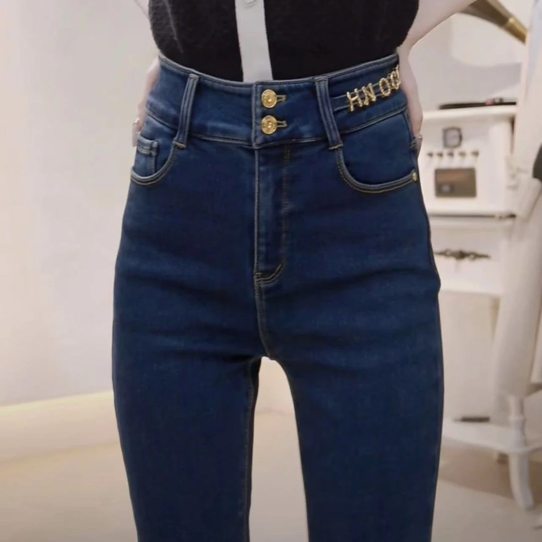 朵以2024冬季新款两粒扣金属字母加绒紧身小脚裤牛仔 38DD239063