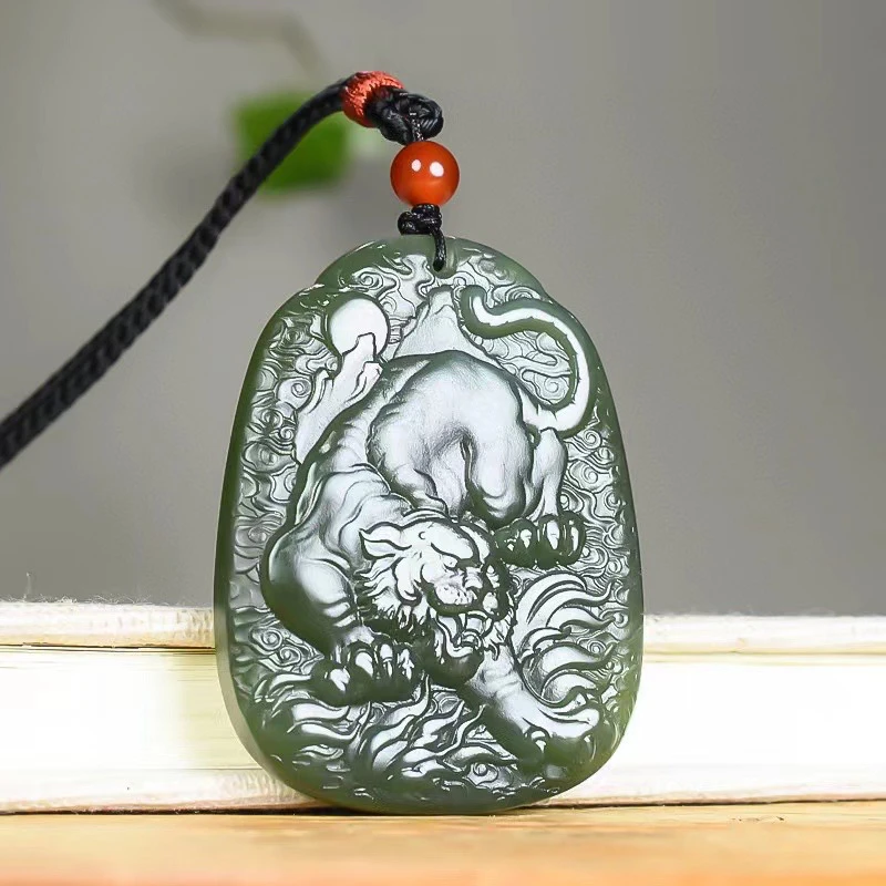 和田玉下山虎吊坠生肖虎吊坠男女款青玉本命年玉石玉佩玉牌项链