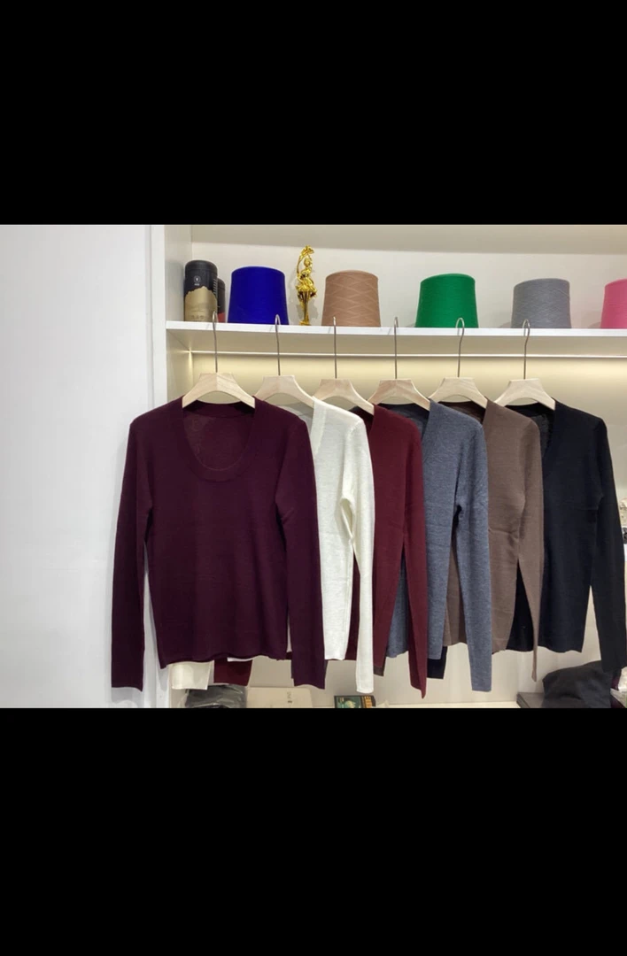 大u领设计款小衫