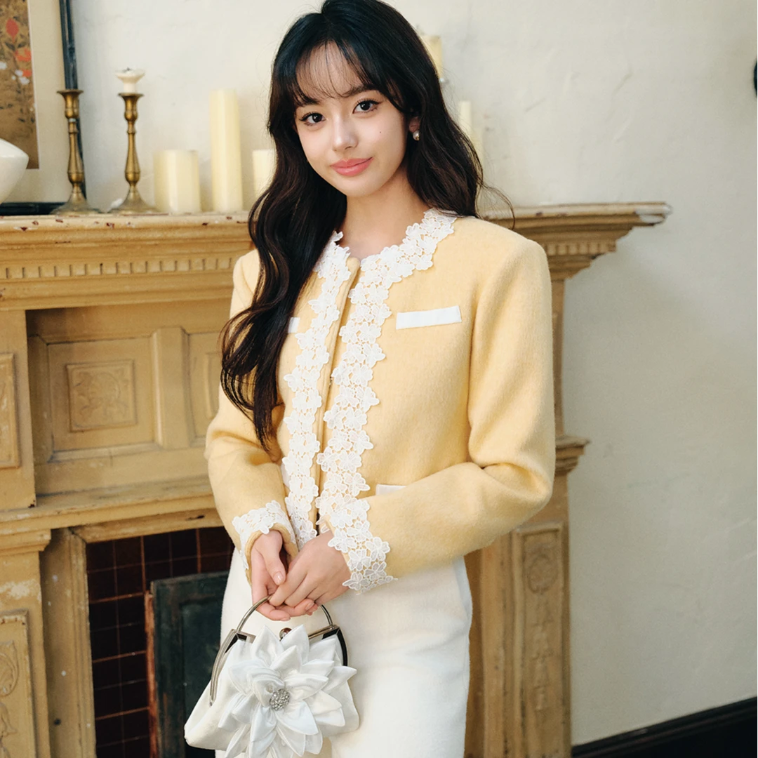 显白法式风减龄鹅黄双面绒拼接手工花型蕾丝短外套