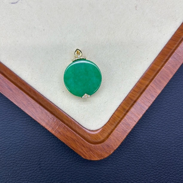 翡翠圆牌气质绿吊坠145
