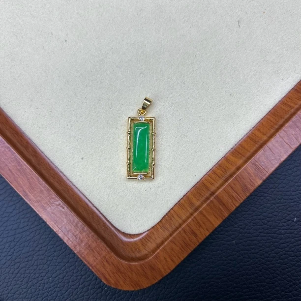 翡翠绿精致小无事牌吊坠116