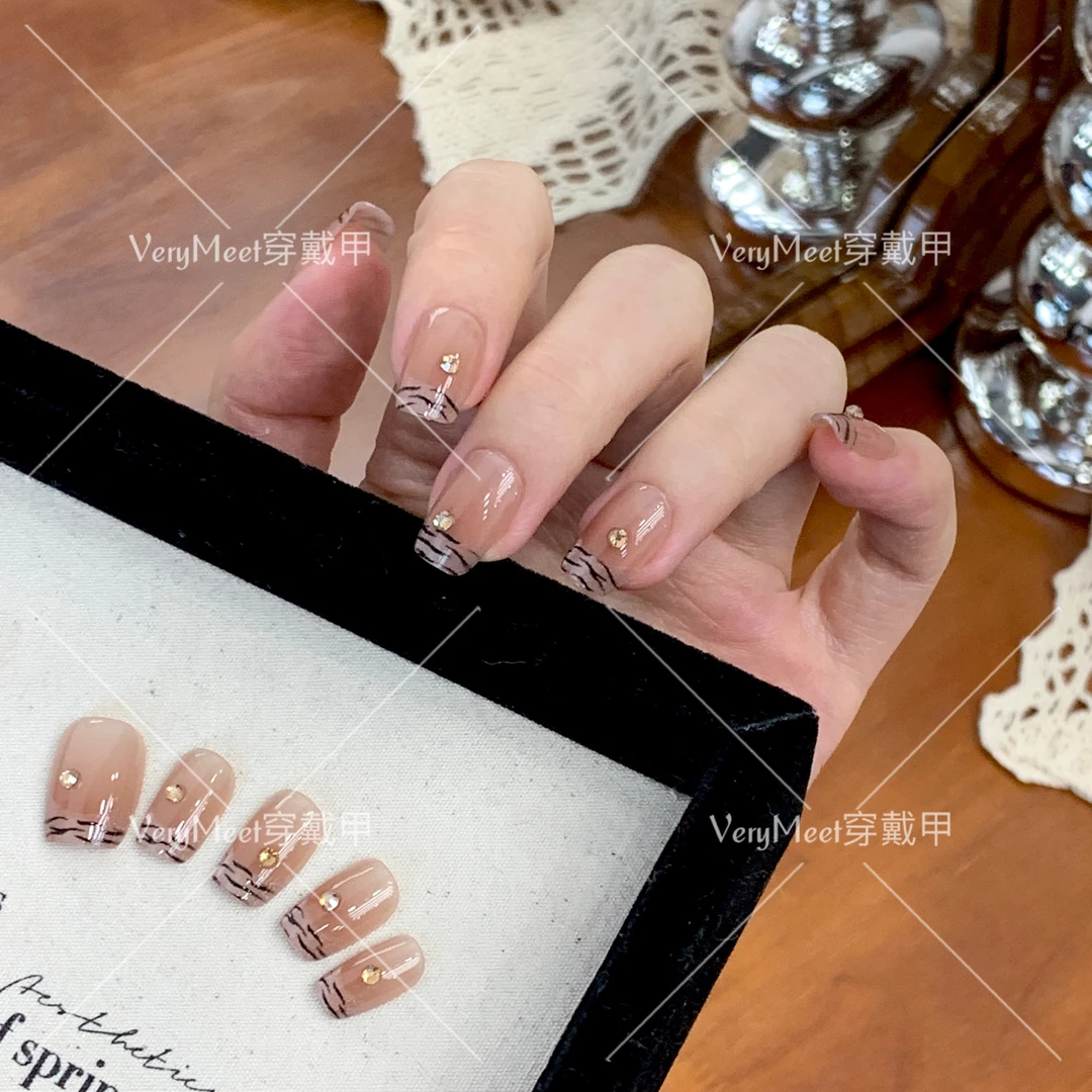 VeryMeet法式猫眼豹纹带钻短t少女风简约基础百搭美甲贴04