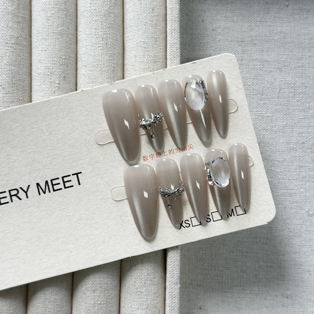 【VeryMeet - 穿戴甲】银灰色系秋冬新款简约轻奢法式长杏仁美甲35