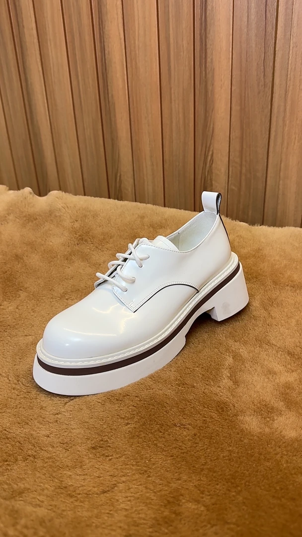 爱的睿百搭时尚厚底圆头漆皮鞋