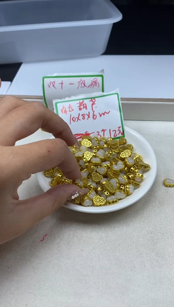 【闪购商品】玛瑙/玉髓颈饰银S800镶嵌x843白玉葫芦*3