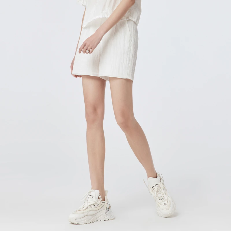 H.GENTEEL荷高23新款夏装女微光泽肌理褶皱直筒裤短裤GUD24400738