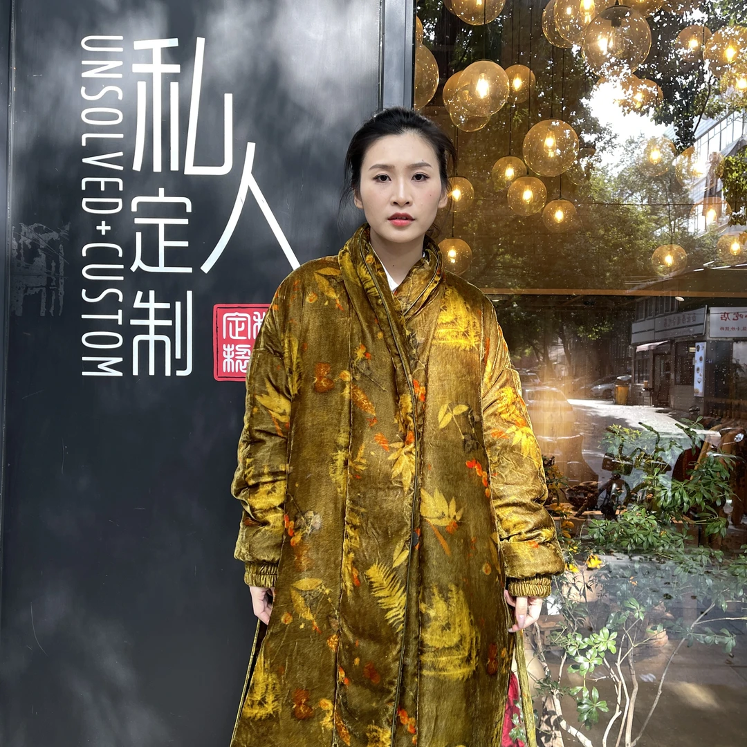 姜黄色树叶印花金丝绒青果领长款加厚冬季羽绒服时尚设计师款外套