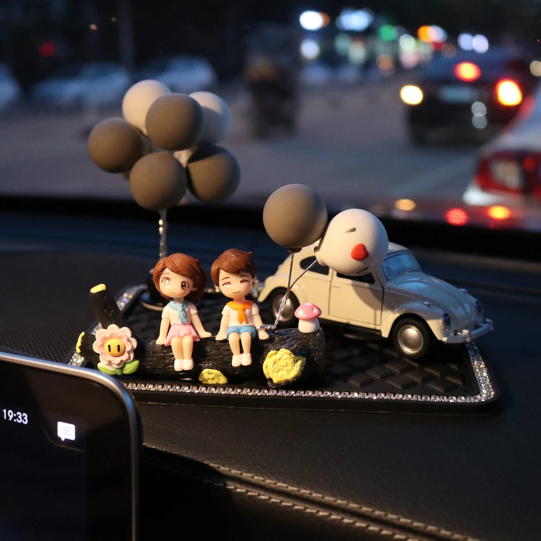 车载摆件创意汽车内饰装饰可爱情侣中控香水摆台女车上香薰氛用品