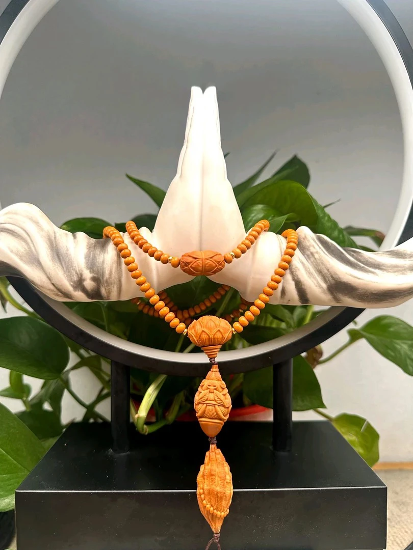 瑾亜，金色观音橄榄核雕脖挂