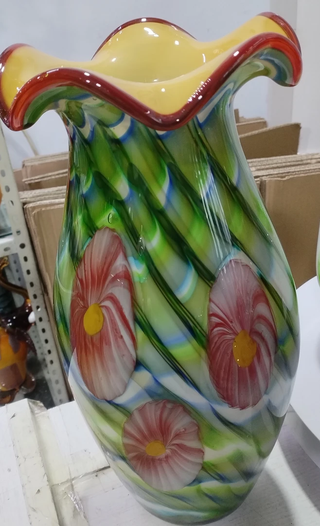 手工琉璃异形绿底红花花瓶珐琅彩桌面摆件