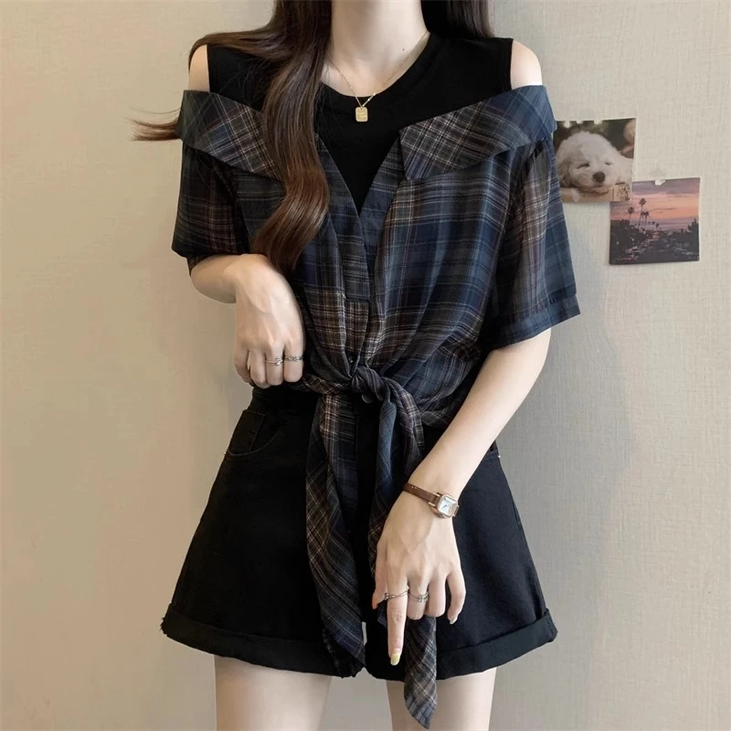 设计感复古港风短袖格子衬衫女夏季大码微胖mm显瘦假两件露肩上衣