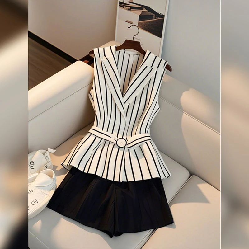 穿搭显瘦小众不撞款穿搭女时尚减龄小个子条纹上衣短裤两件套装夏