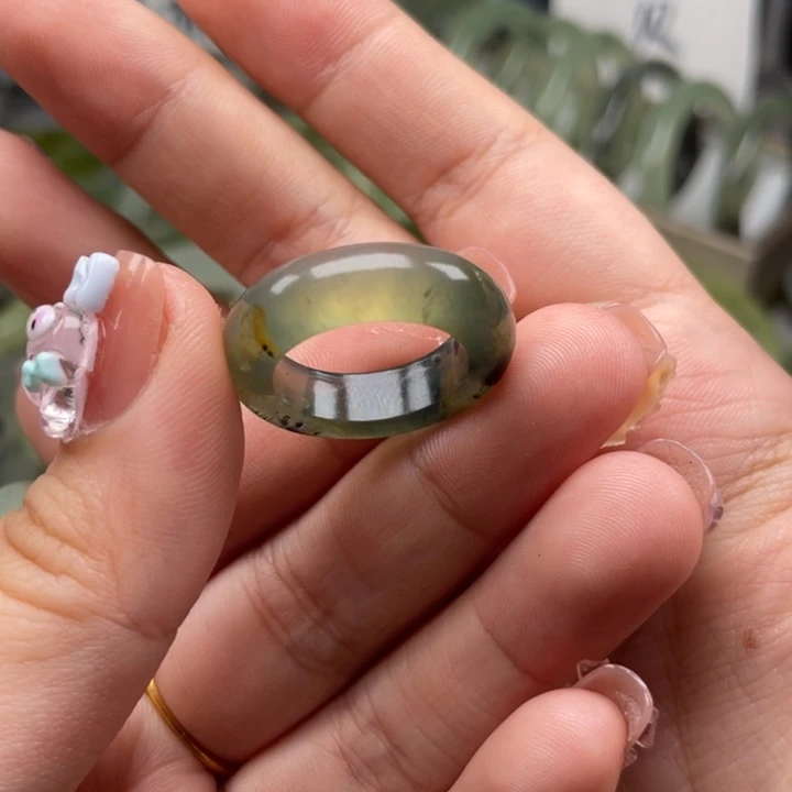 蛇纹石玉手镯未镶嵌可**奶