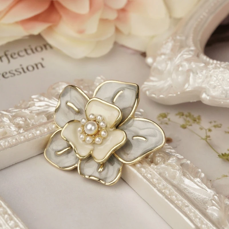 铜合金胸针 复古小香风简约优雅珠珠珐琅立体山茶花朵胸针 A-3165