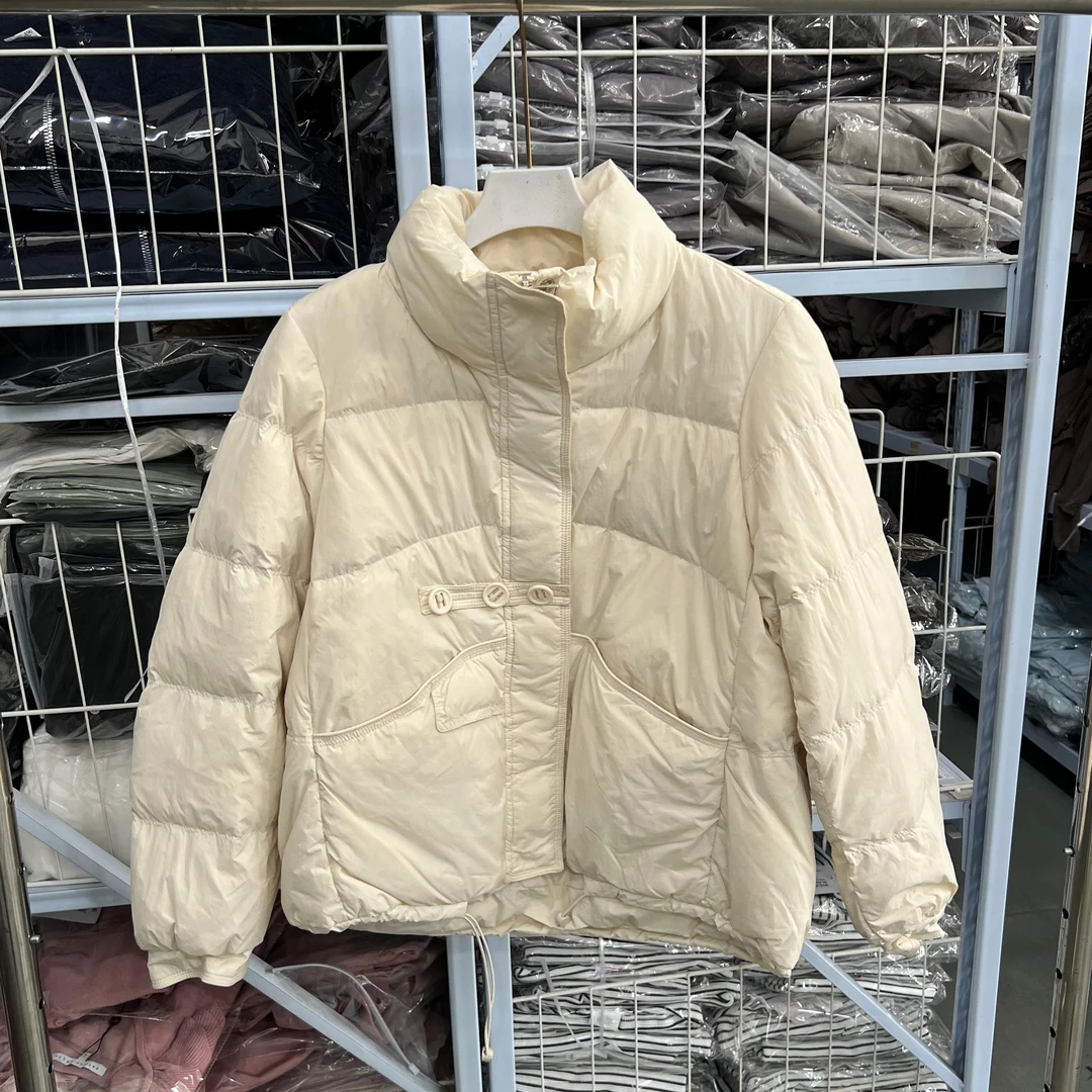 H5010捷拉服饰2024冬季新款设计感装饰扣纯色休闲百搭立领羽绒服