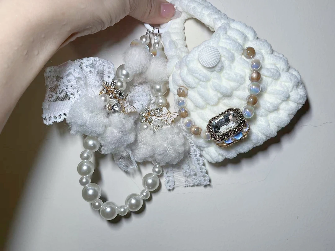 原创冬日爆款小香风白绒包包款手机链 必火