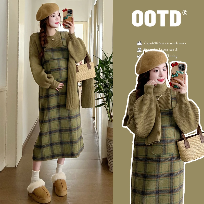 孕妇秋冬套装韩版时尚宽松毛衣带围脖+毛呢格子背带裙时尚套装