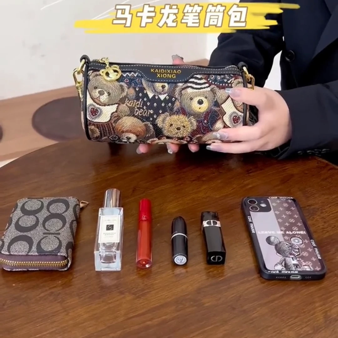 凯蒂小熊刺绣时尚女士斜挎马卡龙笔筒包K-136派对黑熊