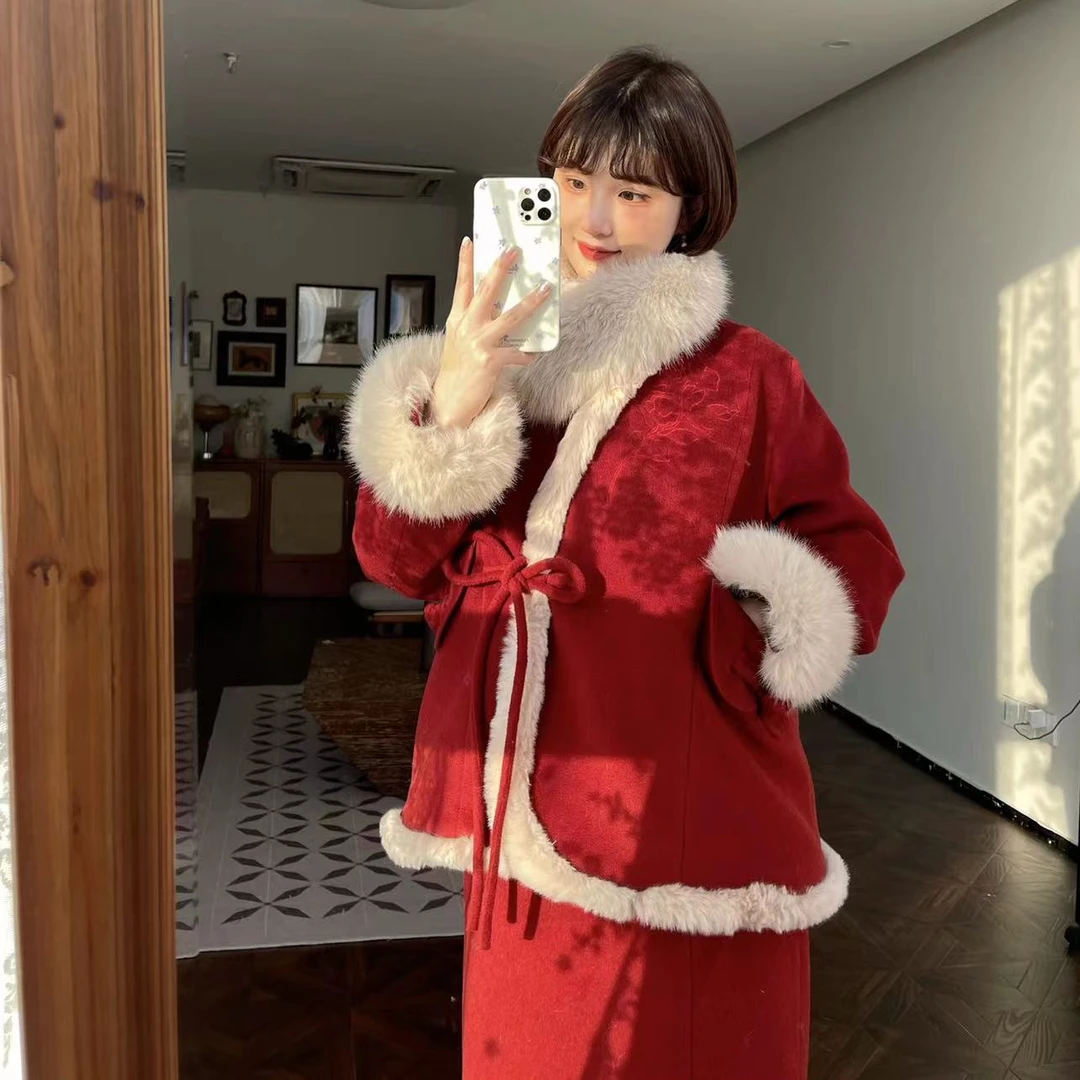 蕾英俊-红山茶-新中式拜年服90白鸭绒羽绒外套+半裙-JF4387